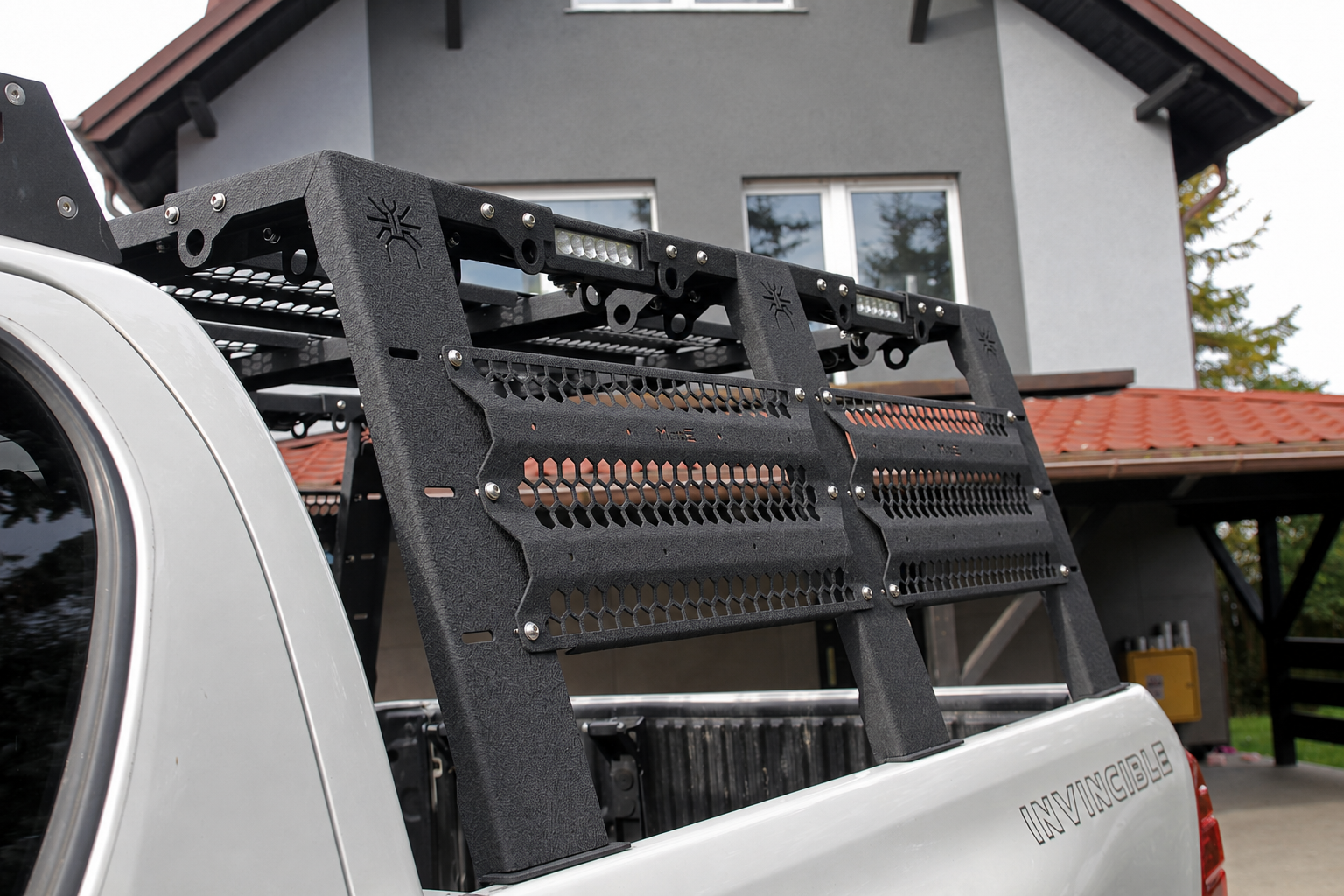 Bed Rack Mark II hoch für Pickups – offene Ladefläche mit Panels