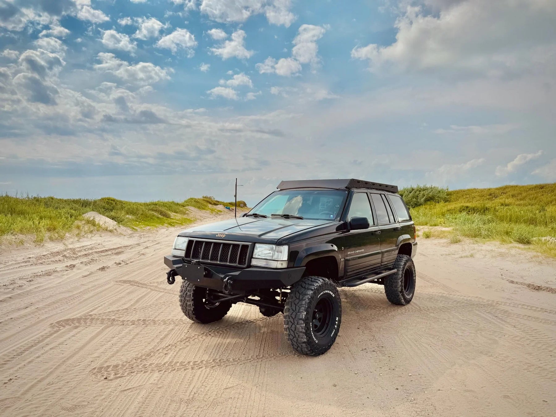 Offroad-Fahrzeug mit Low-Profile-Dachträger für Reiseausrüstung