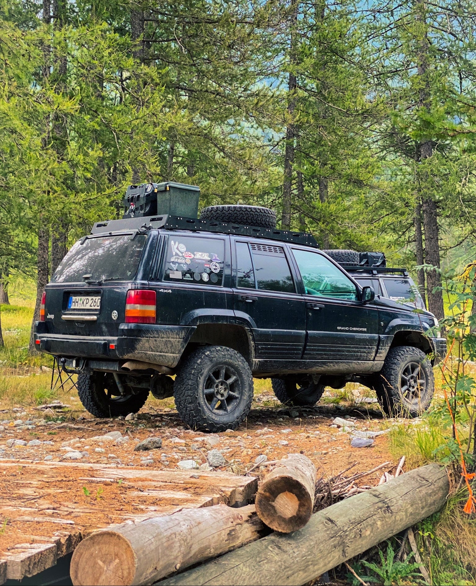 Overlanding Gear Zubehör an einem Fahrzeug im Einsatz
