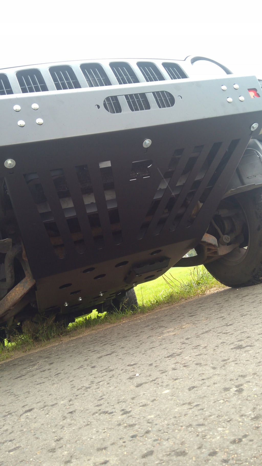 Unterfahrschutz Motor, Kühler & Vorderachse Jeep Cherokee KJ mit Seilwindenstoßstange