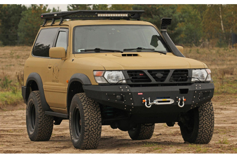 Nissan Patrol Y61 mit Dachträger und Offroad-Ausrüstung