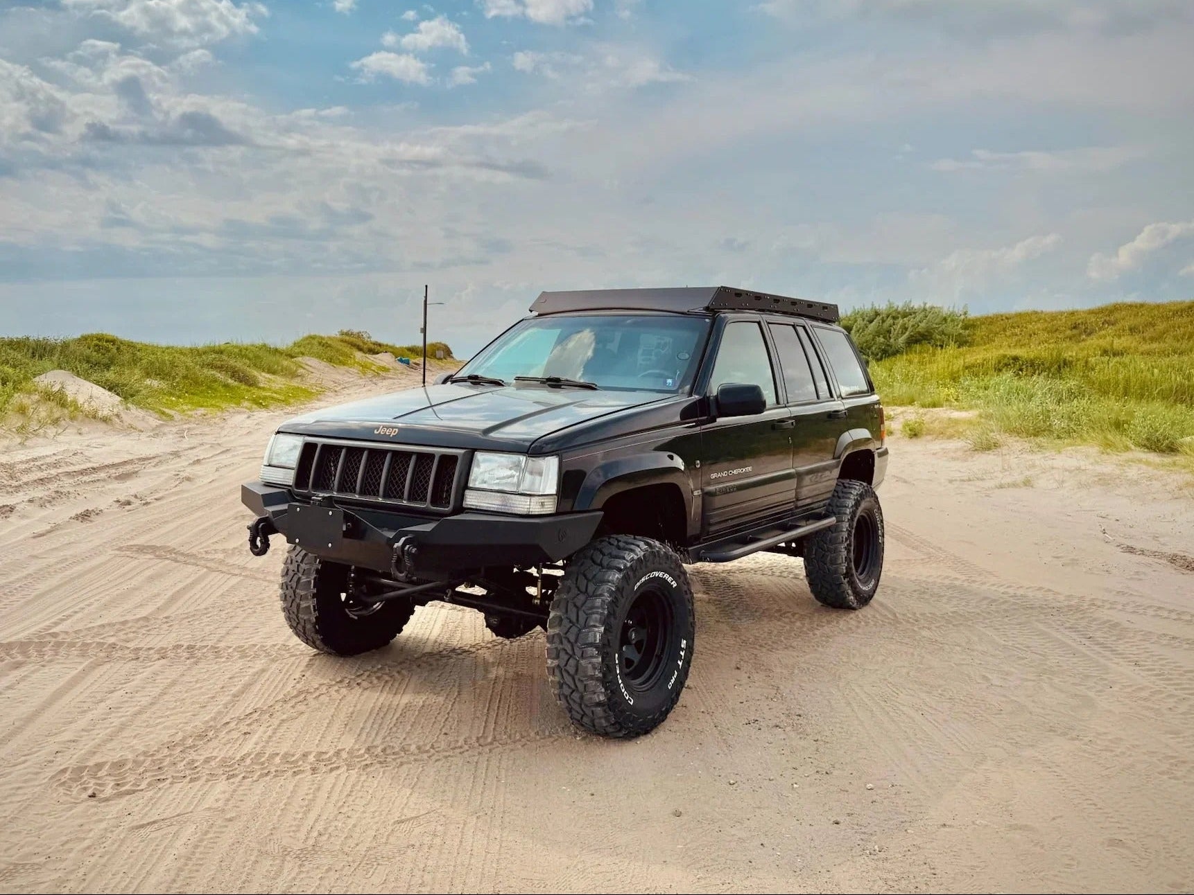 Jeep Cherokee XJ im Gelände mit Dachträger – Overlanding Gear